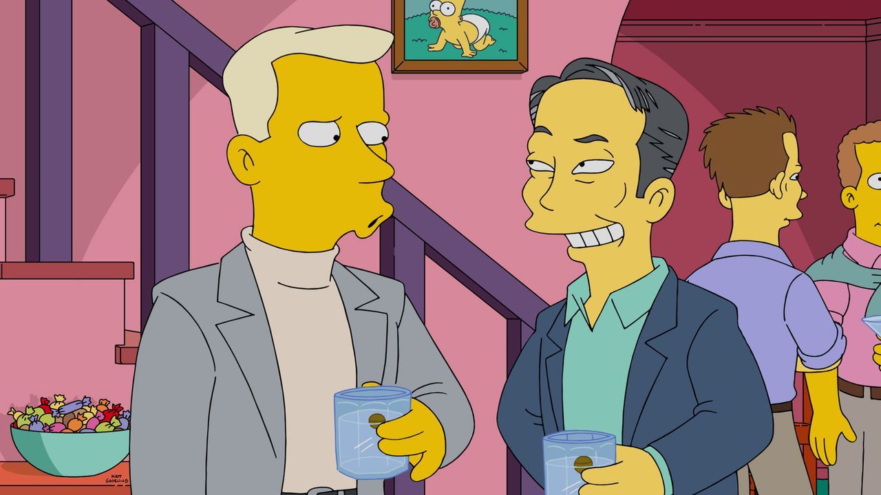 Homer veranstaltet eine Party, um für Smithers einen Freund zu finden. Doch werden George Takei (r.) oder Tom Collins (l.) Gefallen an ihm finden? - Bildquelle: 2015 Fox and its related entities.  All rights reserved.