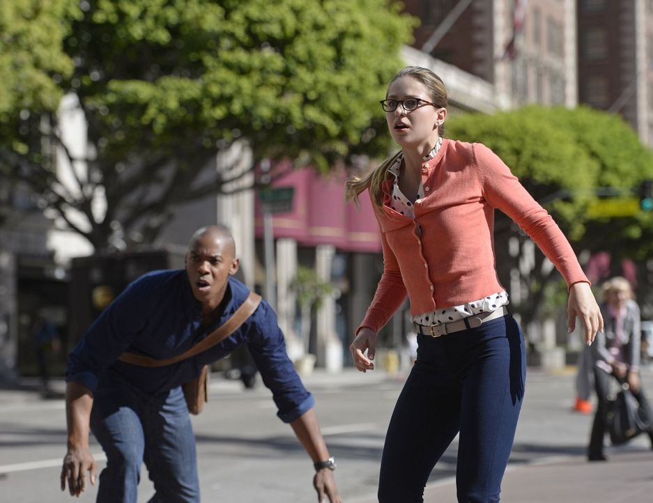 Nach dem Verlust ihrer Kräfte verzweifelt Kara (Melissa Benoist, r.) an ihrer Hilflosigkeit, doch mit der Hilfe von James (Mehcad Brooks, l.) realis... - Bildquelle: 2015 Warner Bros. Entertainment, Inc.
