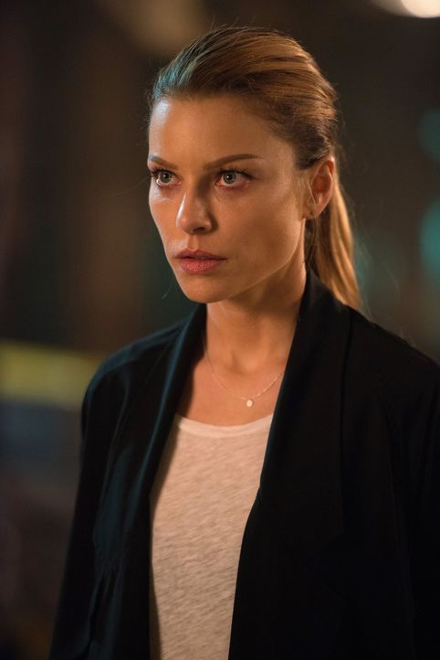 Die Zusammenarbeit mit Lucifer gestalten sich für Chloe (Lauren German) immer komplizierter ... - Bildquelle: 2016 Warner Brothers