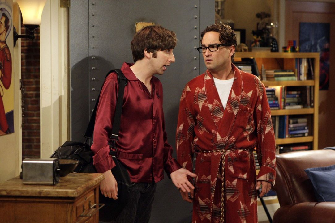 Howard (Simon Helberg, l.) hält es mit Sheldon nicht mehr aus und bringt ihn deshalb zurück zu Leonard (Johnny Galecki, r.). Die Freude darüber h... - Bildquelle: Warner Bros. Television