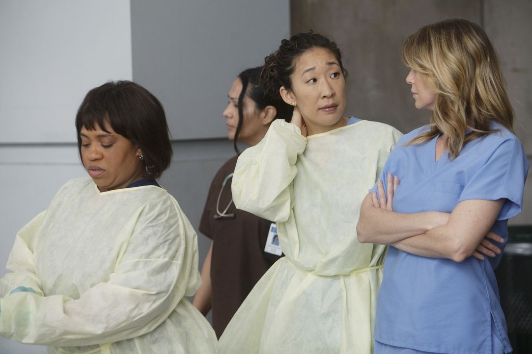 Versuchen alles, um Leben zu retten: Bailey (Chandra Wilson, l.), Cristina (Sandra Oh, 2.v.r.) und Meredith (Ellen Pompeo, r.) ... - Bildquelle: ABC Studios