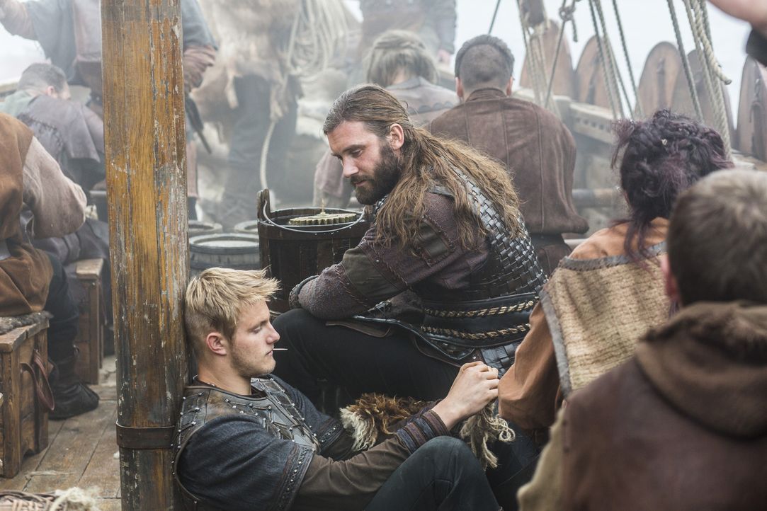 Ragnar und Horik haben sehr unterschiedliche Ideen über den wahren Grund für ihre Reise nach Wessex, während Bjorn (Alexander Ludwig, l.) und sein O... - Bildquelle: 2014 TM TELEVISION PRODUCTIONS LIMITED/T5 VIKINGS PRODUCTIONS INC. ALL RIGHTS RESERVED.