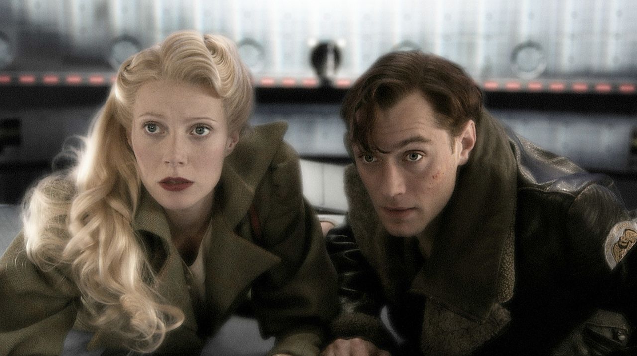 Nur gemeinsam können sie die Menschheit vor einem Größenwahnsinnigen retten. Und so treten Reporterin Polly Perkins (Gwyneth Paltrow, l.) und Fli... - Bildquelle: TM & Copyright   Brooklyn Films II And Filmauro S.R.L.
