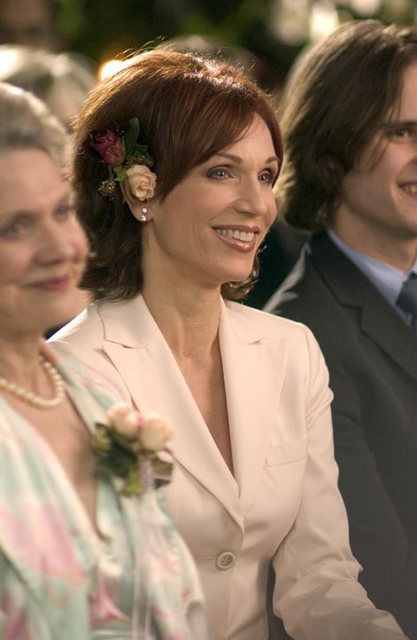 Ist sich noch immer nicht ganz sicher, ob die Hochzeit das Richtige für ihre Freundin Kelly ist: Carol (Marilu Henner) ... - Bildquelle: ABC Family
