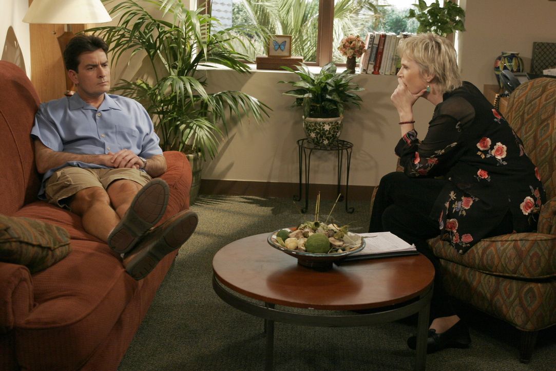 Charlie (Charlie Sheen, l.) spricht sich bei der Psychologin Dr. Freeman (Jane Lynch, r.) über seine Erlebnisse mit seinem Bruder Alan aus ... - Bildquelle: Warner Brothers Entertainment Inc.