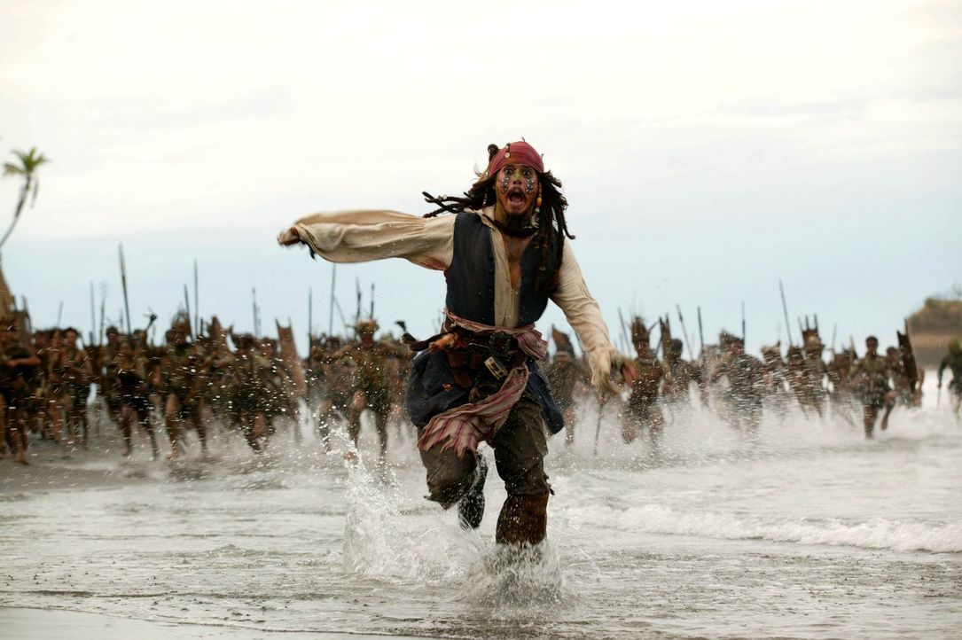 Steckt wie gewöhnlich in Schwierigkeiten: Captain Jack Sparrow (Johnny Depp) ... - Bildquelle: Peter Mountain Disney Enterprises, Inc.  All rights reserved