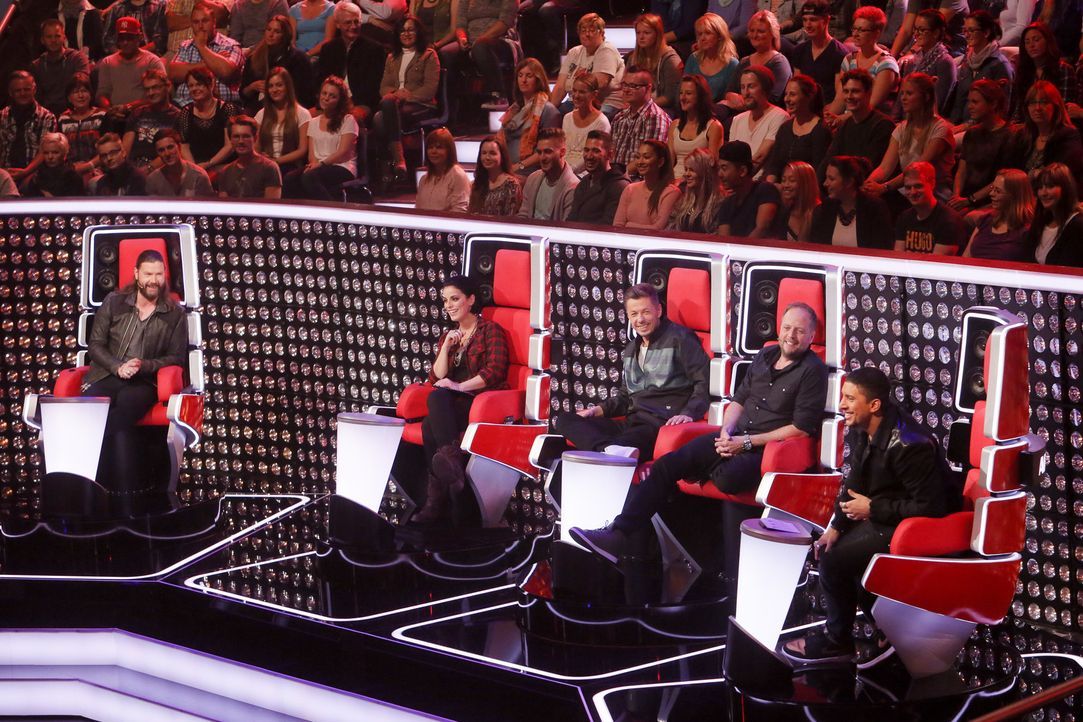 Auf die Coachs wartet in den Knockouts eine schwere Entscheidung: Rea Garvey (l.), Michi Beck (M.), Smudo (2.v.r.), Stefanie Kloß (2.v.l.) und Andre... - Bildquelle: Richard Hübner SAT.1/ProSieben