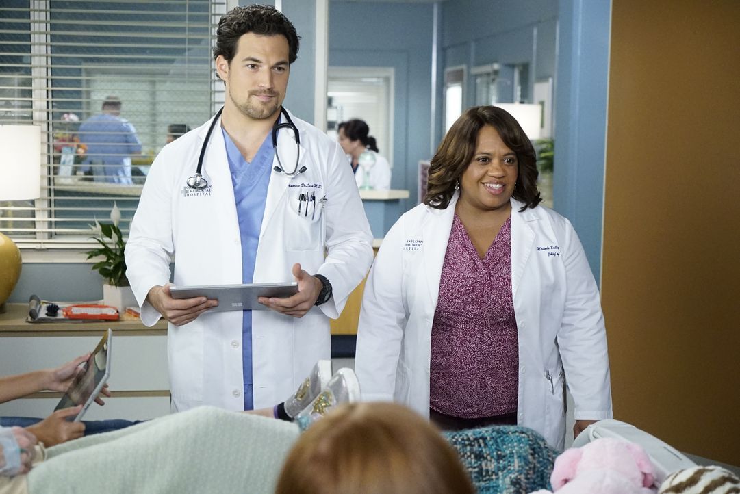 Dr. Andrew DeLuca (Giacomo Gianniotti, l.); Dr. Miranda Bailey (Chandra Wilson, r.) - Bildquelle: Kelsey McNeal 2020 American Broadcasting Companies, Inc. All rights reserved. / Kelsey McNeal