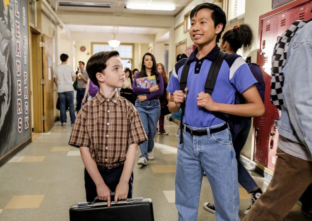 Leidet die Freundschaft von Sheldon (Iain Armitage, l.) und Tam (Ryan Phuong, r.) unter der neuen Dritten im Bunde? - Bildquelle: Warner Bros. Television