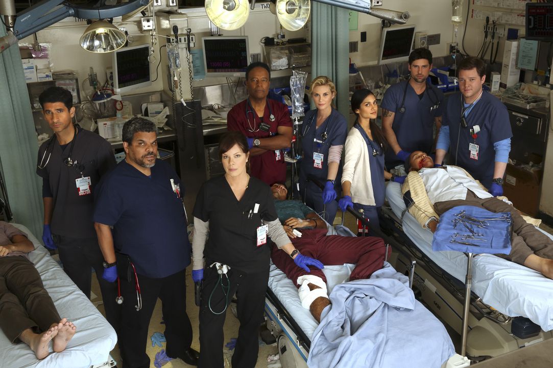 (1. Staffel) - Die Ärzte und Krankenpfleger des LA County Krankenhauses: (v.l.n.r.) Dr. Neal Hudson (Raza Jaffrey), Jesse Sallander (Luis Guzman), D... - Bildquelle: Monty Brinton 2015 ABC Studios