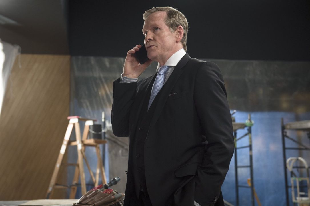 Zusammen mit Iris nimmt Barry an der Verleihung des Awards an Simon Stagg (William Sadler) teil, bei der es zu einem Überfall kommt ... - Bildquelle: Warner Brothers.
