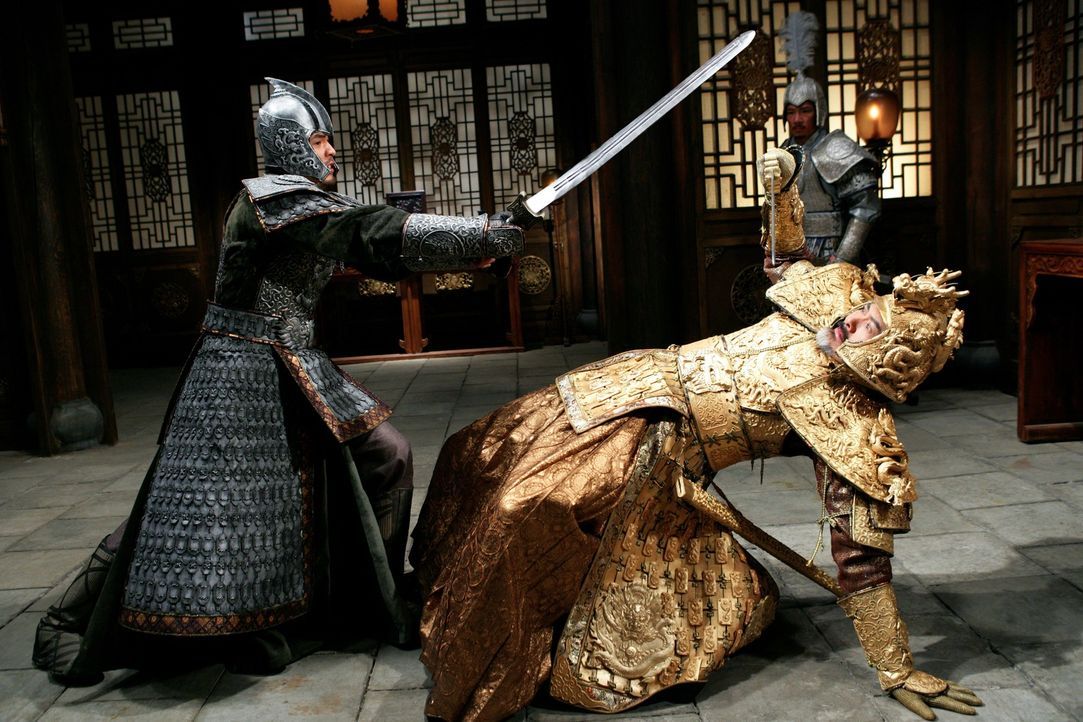 Prinz Wan (Ye Liu, l.) und sein Stiefvater, Kaiser Ping (Yun Fat Chow, r.), führen einen blutigen Kampf um den Thron ... - Bildquelle: TOBIS Film