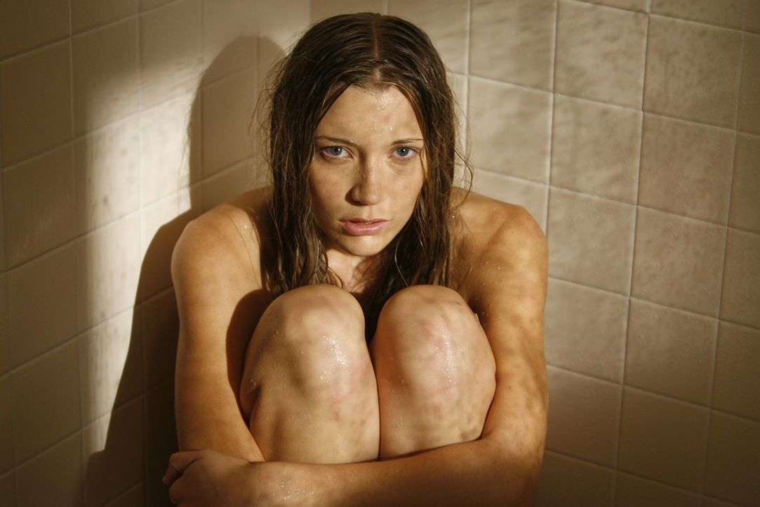 Madison (Sarah Roemer) wird das Gefühl nicht los, dass der Geist eines ehemaligen Arztes nur auf die Gelegenheit wartet, seine Experimente auch an i... - Bildquelle: Kinowelt GmbH