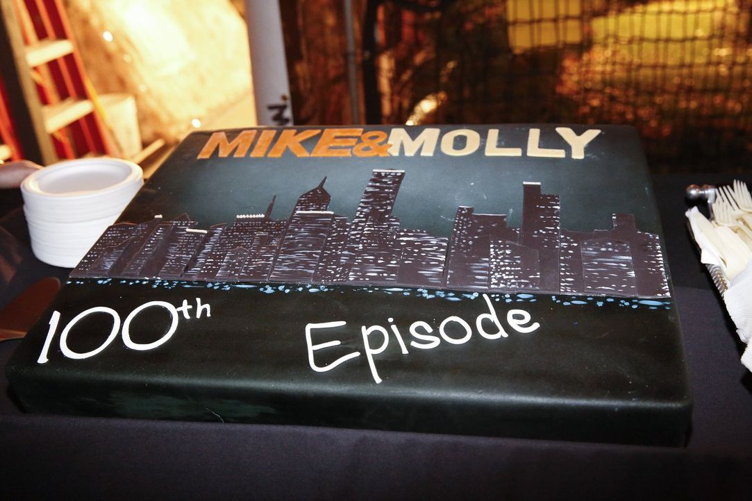 Die 100. Episode von Mike & Molly ... - Bildquelle: Warner Brothers
