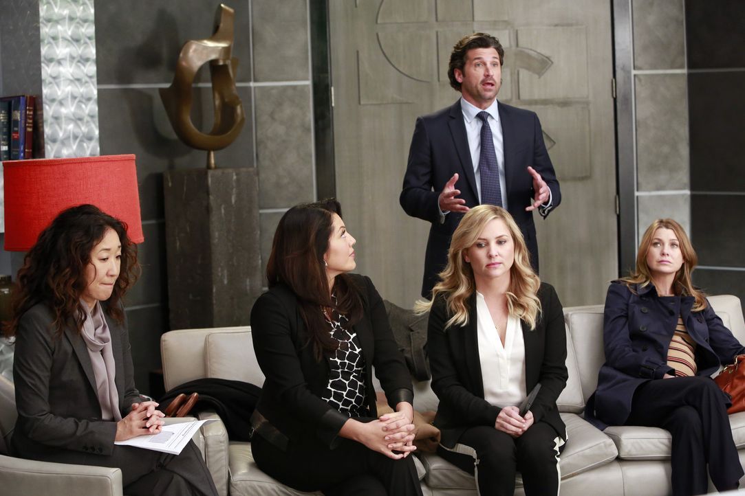 Dr. Meredith Grey  (Ellen Pompeo, r.), Dr. Derek Shepherd (Patrick Dempsey, hinten), Dr. Cristina Yang (Sandra Oh, l.), Dr. Callie Torres (Sara Rami... - Bildquelle: ABC Studios