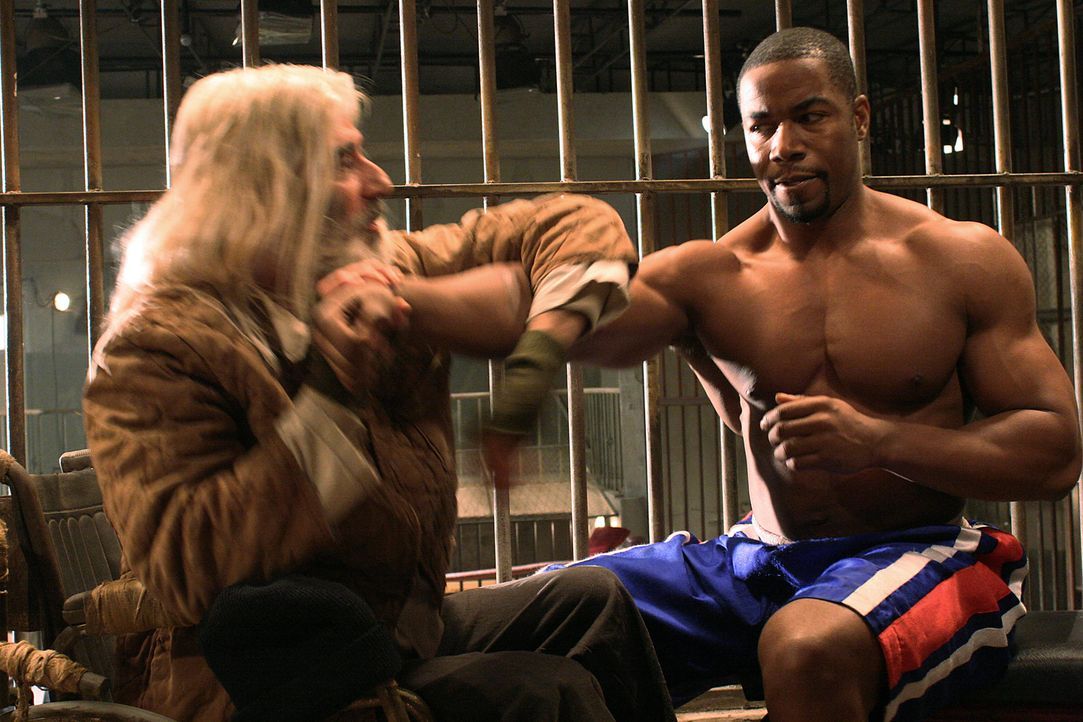 Unermüdlich setzt sich Crot (Eli Danker, l.) für seinen Zellennachbarn George Chambers (Michael Jai White, r.) ein ... - Bildquelle: Nu Image Films