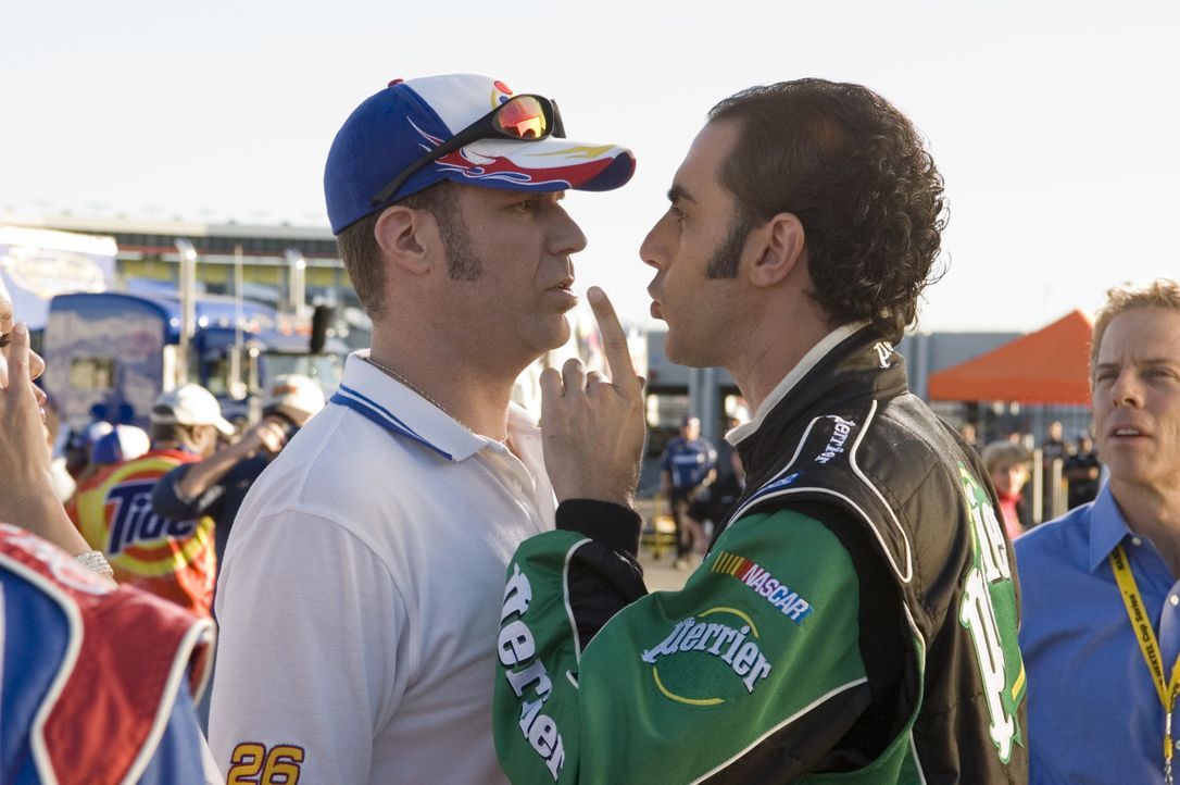 Der französische Ex-Formel-1-Fahrer, Jean Girard (Sacha Baron Cohen, r.), kommt in die Nascar und fordert den unangefochtenen Sieger Ricky (Will Fe... - Bildquelle: Copyright   2006 Sony Pictures Television International.
