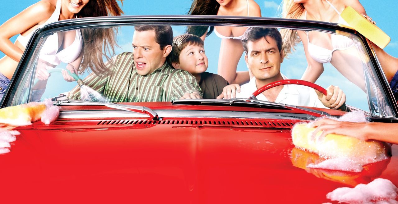 (5. Staffel) - At the Carwash: Charlie (Charlie Sheen, vorne r.), Alan (Jon Cryer, vorne l.) und Jake (Angus T. Jones, vorne M.) ... - Bildquelle: Warner Brothers Entertainment Inc.