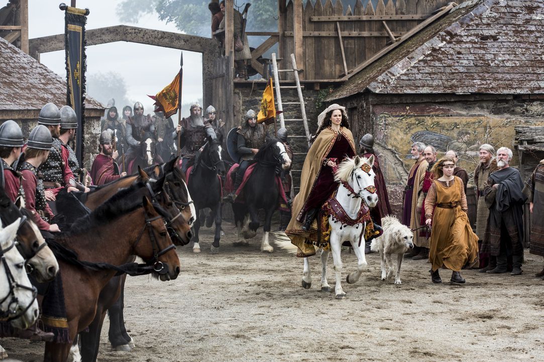 Während sich Lagertha gegen ihren Verehrer zur Wehr setzen muss, bahnt sich zwischen Prinzessin Kwenthrith (Amy Bailey, M.) und König Ecbert eine ne... - Bildquelle: 2014 TM TELEVISION PRODUCTIONS LIMITED/T5 VIKINGS PRODUCTIONS INC. ALL RIGHTS RESERVED.