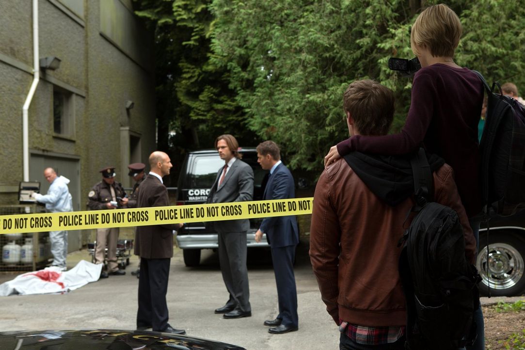 Als Kate (Brit Sheridan, r.) und Michael (Brandon Jones, 2.v.r.) den Tatort eines Mordes besuchen, ahnen sie noch nicht, was alles auf sie zukommen... - Bildquelle: Warner Bros. Television