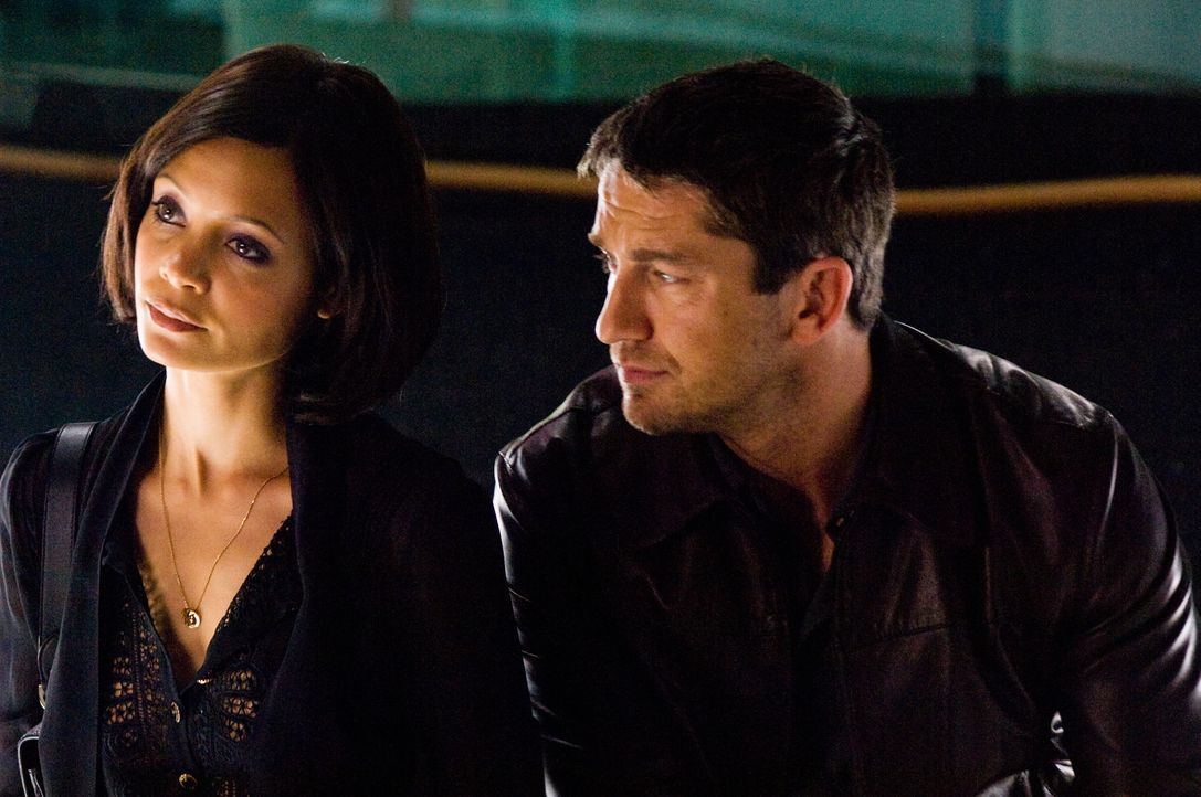 Stella (Thandie Newton, l.) beauftragt One Two (Gerald Butler, l.), von ihrem Chef sieben Millionen Euro zu stehlen ... - Bildquelle: Warner Bros.