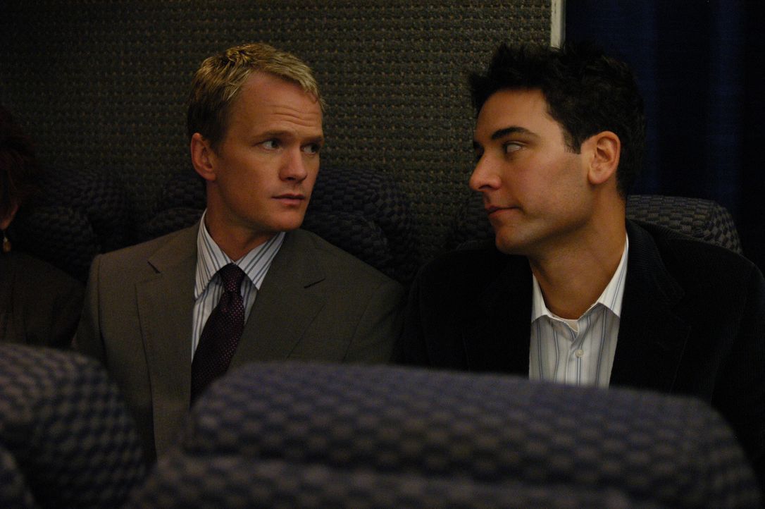 Barney (Neil Patrick Harris, l.) nimmt Ted (Josh Radnor, r.) mit zum Flughafen, weil es dort ganz besonders viele attraktive Frauen geben soll. Tats... - Bildquelle: 20th Century Fox International Television