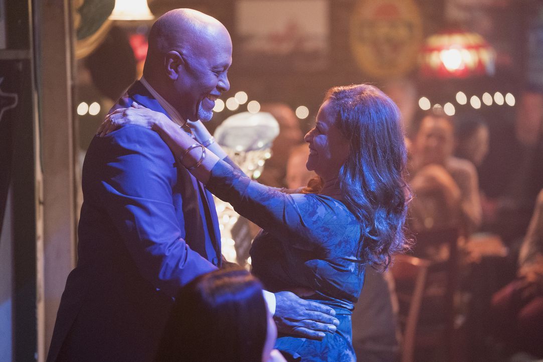 Richard (James Pickens Jr., l.) plant eine besondere Geburtstagsüberraschung für Catherine (Debbie Allen, r.) ... - Bildquelle: Mitch Haaseth 2017 American Broadcasting Companies, Inc. All rights reserved./Mitch Haaseth