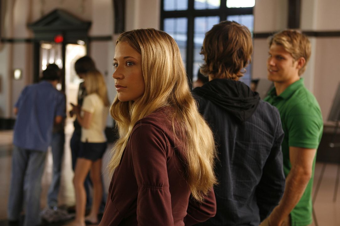 Madison (Sarah Roemer, vorne) ahnt nicht, welche Prüfungen im Winthrop Institut auf sie warten ... - Bildquelle: Kinowelt GmbH