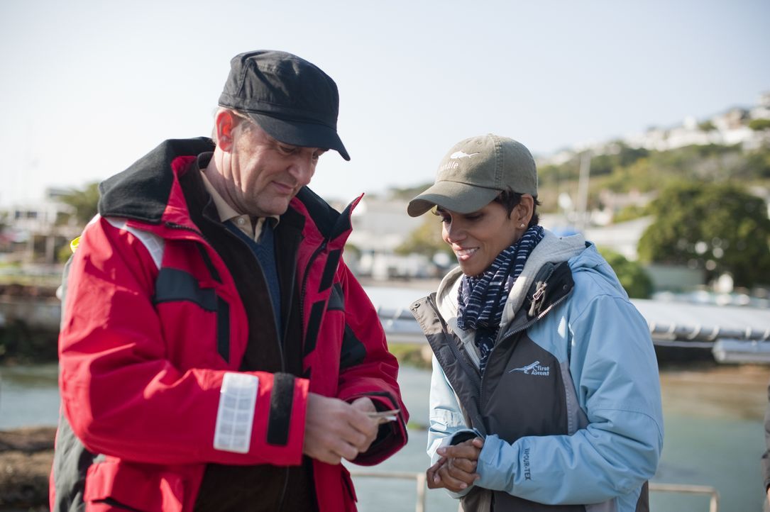 Der Geschäftsmann Brady (Ralph Brown, l.) könnte für Kate (Halle Berry, r.) der Weg zurück ins Leben sein - oder für alle den Tod bringen ... - Bildquelle: Magnet Media Group USA; MMP Dark Tide UK; Film Afrika Worldwide (Pty) Limited South Africa