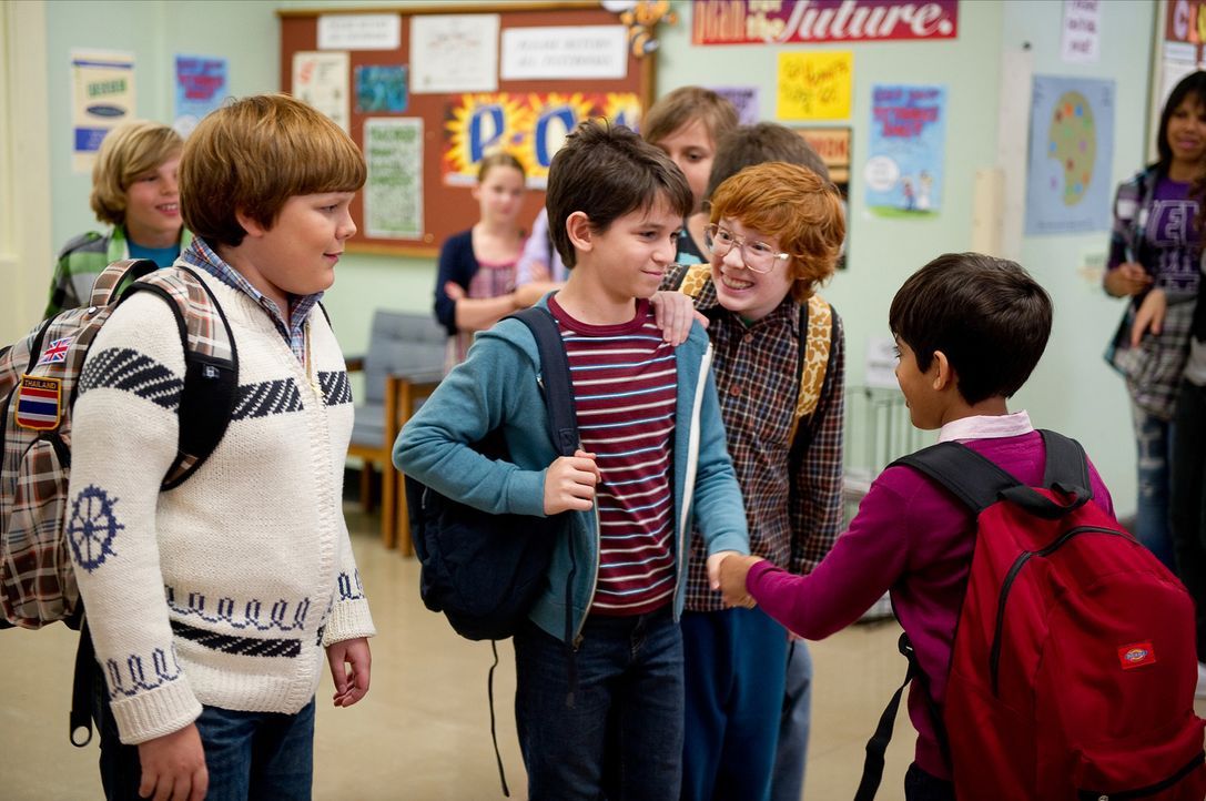 Für Greg (Zachary Gordon, 2.v. l.), Rowley (Robert Capron, l.), Fregley (Grayson Russell, 2.v.r.) und Chirag (Karan Brar, r.) beginnt ein neues Schu... - Bildquelle: 2011 Twentieth Century Fox Film Corporation. All rights reserved.