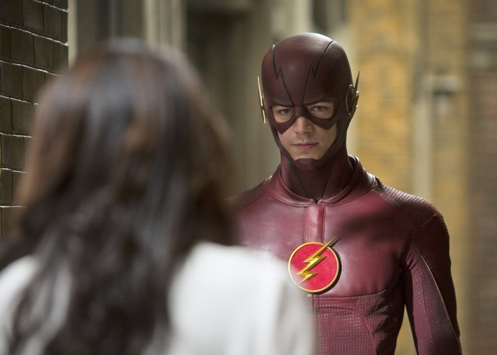 Als Barry alias The Flash (Grant Gustin, r.) ihr wichtige Informationen zukommen lässt, bekommt Iris (Candice Patton, l.) sogar noch mehr, als Flash... - Bildquelle: Warner Brothers.