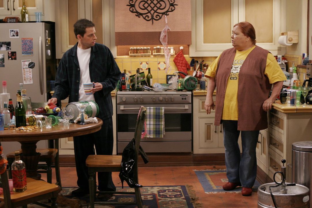 Zwischen Berta (Conchata Ferrell, r.) und Alan (Jon Cryer, l.) ist alles wie eh und je ...... - Bildquelle: Warner Brothers Entertainment Inc.