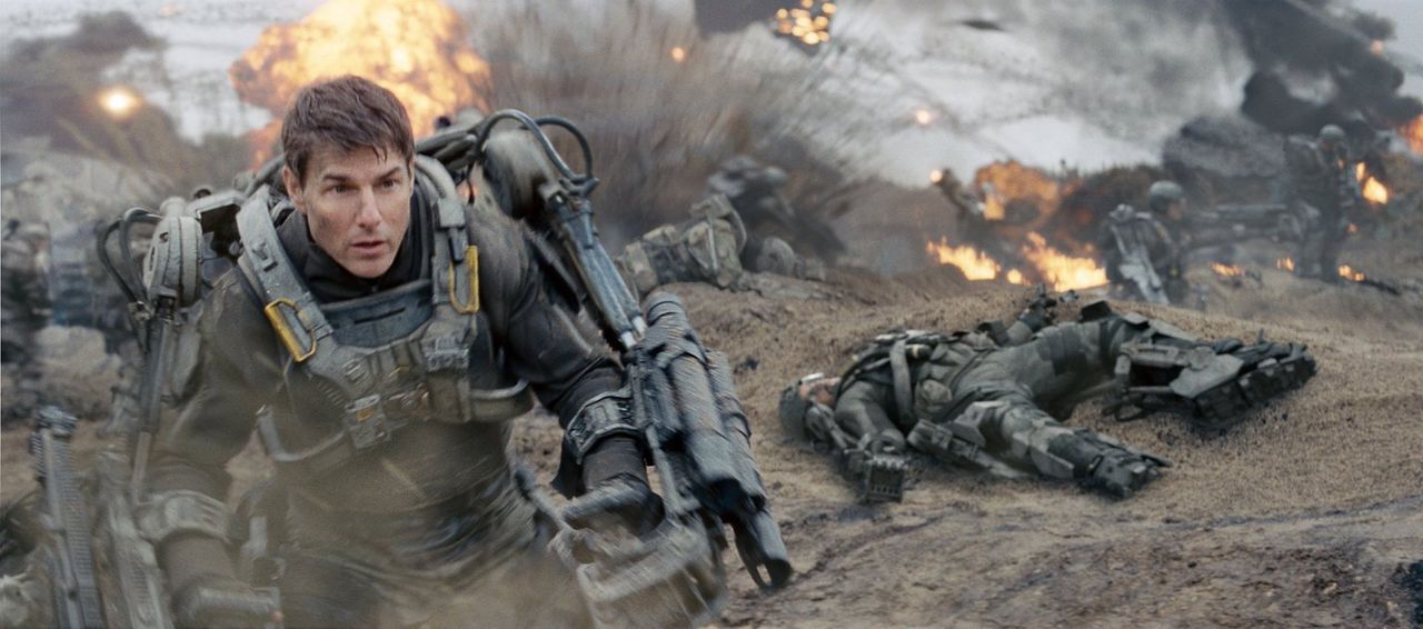 Verworren im Zeitgestrüpp: Major Bill Cage (Tom Cruise) wird bei einem Einsatz gegen eine feindliche Alienrasse in einer Zeitschleife gefangen, die... - Bildquelle: Warner Bros. Television