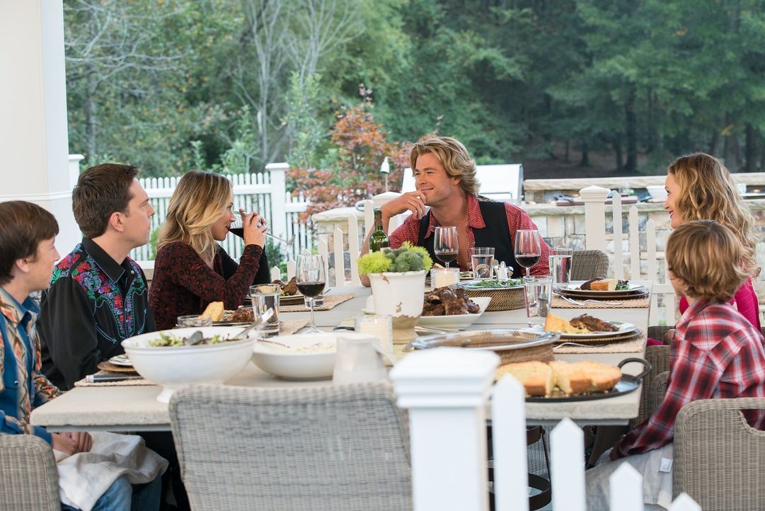 Selbst der Besuch bei Rustys Schwester Audrey (Leslie Mann, 2.v.r.) und ihrem Mann Stone (Chris Hemsworth) wird für James (Skyler Gisondo, l.), Rust... - Bildquelle: Warner Bros.