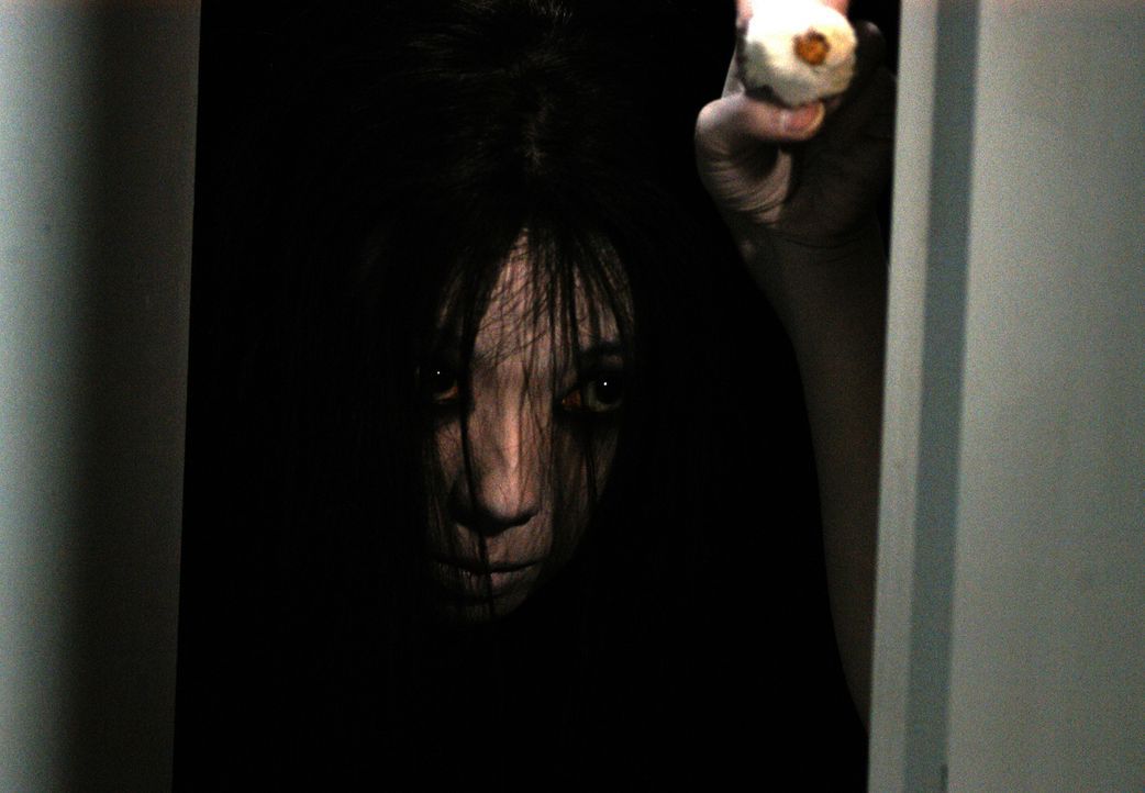 Kayakos Geist (Takako Fuji) ist hartnäckig - nicht einmal mit Knoblauch lässt er sich aus dem alten Haus verscheuchen ... - Bildquelle: Constantin Film