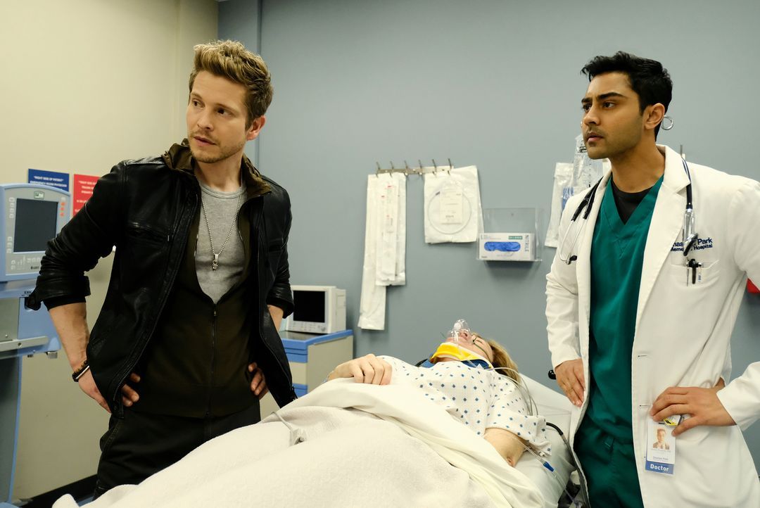 Als eine psychisch kranke Frau im Krankenhaus für Aufregung sorgt, gehen Conrad (Matt Czuchry, l.) und Devon (Manish Dayal, r.) ein großes Risiko ei... - Bildquelle: Guy D'Alema 2018 Fox and its related entities.  All rights reserved./ Guy D'Alema