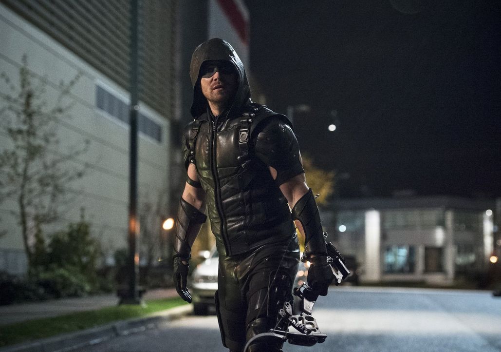 Ungewöhnliche Feinde erfordern ungewöhnliche Vorgehensweisen: Das weiß Oliver alias Green Arrow (Stephen Amell) nur zu gut ... - Bildquelle: 2015 Warner Brothers.