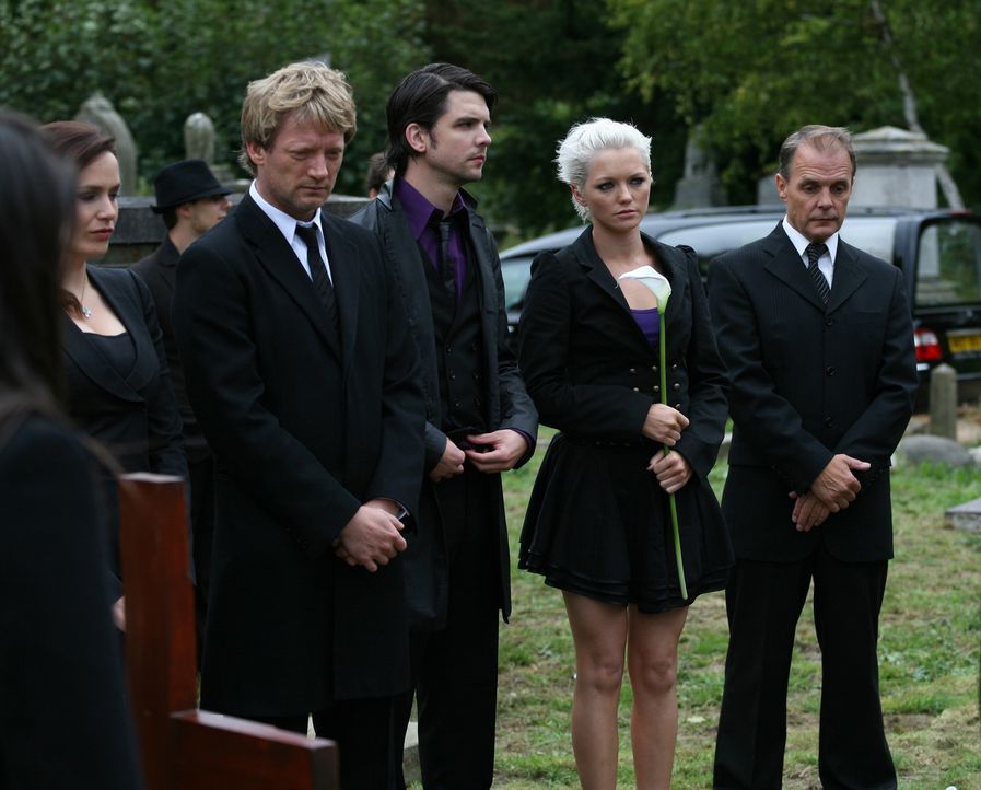 Einer der Gruppe wird von den grässlichen Wesen getötet. Cutter (Douglas Henshall, 4.v.r.), Abby (Hannah Spearritt, l.) und Connor (Andrew Lee Pot... - Bildquelle: ITV Plc