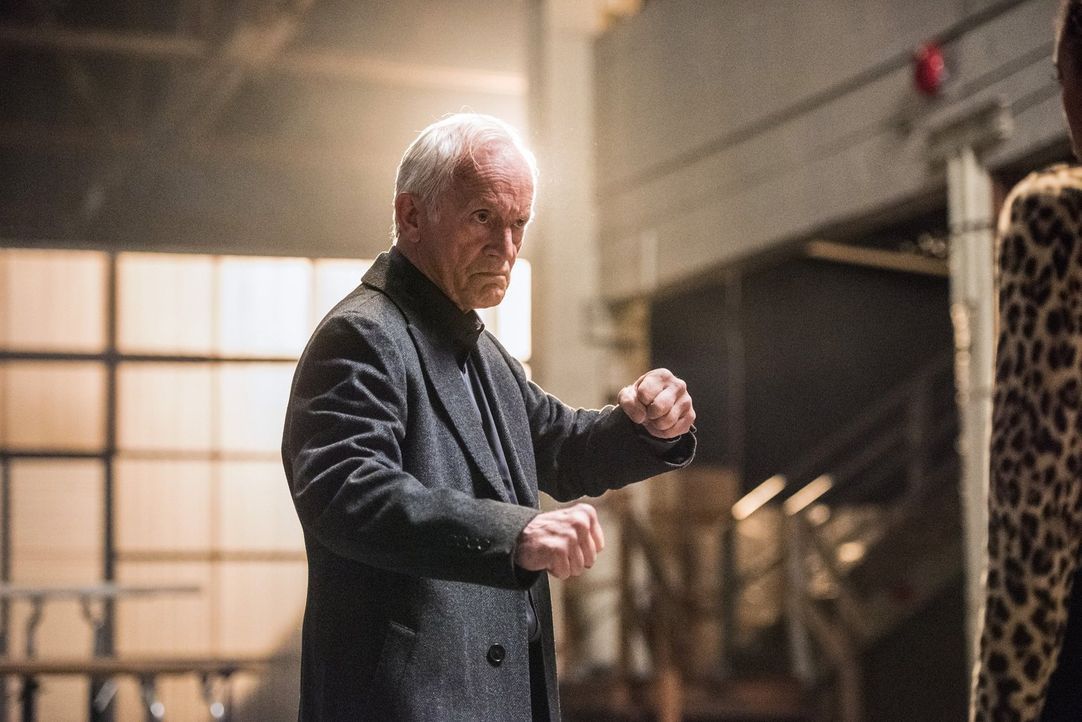 Die Jahre haben auch an dem JSA-Mitglied Todd Rice alias Obsidian (Lance Henriksen) genagt. Wird er die Legends trotzdem unterstützen? - Bildquelle: Warner Brothers