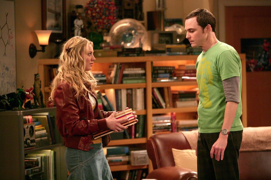 Gute Freunde: Penny (Kaley Cuoco, l.) und Sheldon (Jim Parsons, r.) ... - Bildquelle: Warner Bros. Television