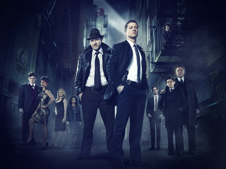 (1. Staffel) - Gotham: Fish Mooney (Jada Pinkett Smith, 2.v.l.), Oswald "Penguin" Cobblepot (Robin Lord Taylor, l.), Selina "Cat" Kyle (Camren Bicon... - Bildquelle: Warner Bros. Entertainment, Inc.