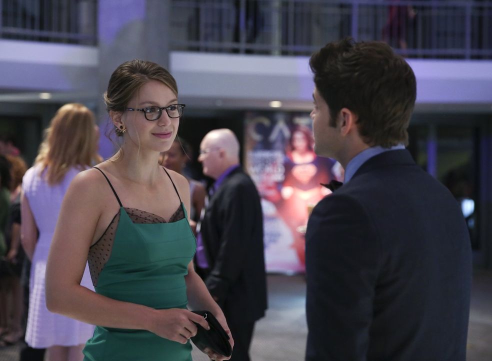 Winn (Jeremy Jordan, r.) ist bis über beide Ohren in Kara (Melissa Benoist, l.) verknallt, die wiederum aber ein Auge auf den charmanten Jimmy gewor... - Bildquelle: 2015 Warner Bros. Entertainment, Inc.