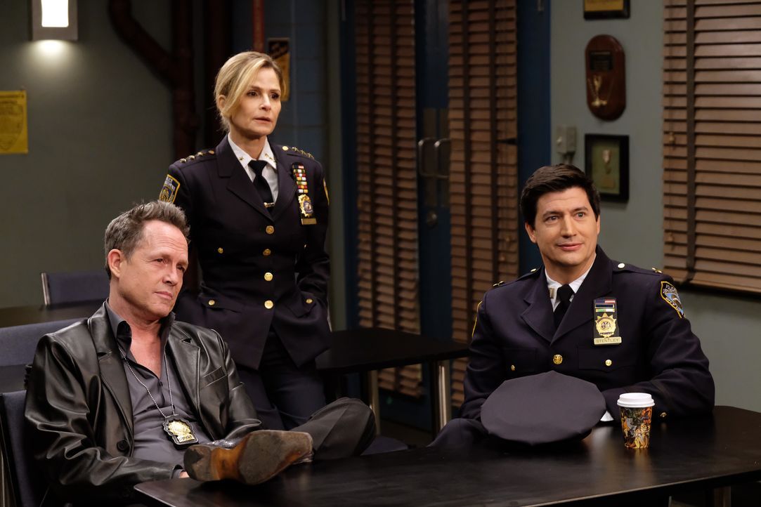 (v.l.n.r.) Keith "Der Geier" Pembroke (Dean Winters); Madeline Wuntch (Kyra Sedgwick); Jason Stentley (Ken Marino) - Bildquelle: John P. Fleenor 2019 UNIVERSAL TELEVISION LLC. All rights reserved. / John P. Fleenor