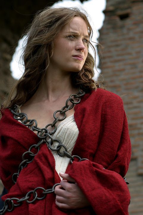 In der Hand eines hemmungslosen Machtbesessenen: Camene (Emily Blunt) ... - Bildquelle: Hallmark Entertainment