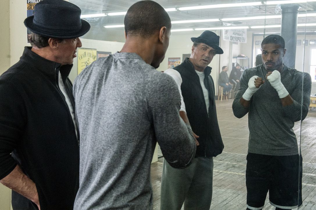 Rocky Balboa (Sylvester Stallone, l.); Adonis Johnson (Michael B. Jordan, r.) - Bildquelle: Barry Wetcher 2015 Warner Bros. Entertainment Inc. and Metro-Goldwyn-Mayer Pictures Inc.  All Rights Reserved. / Barry Wetcher
