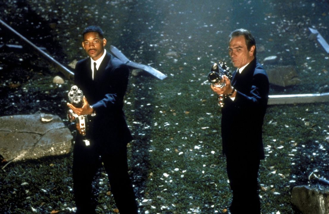 In tödlicher Mission unterwegs: Agent K (Tommy Lee Jones, r.) und sein chaotischer Partner J (Will Smith, l.) ... - Bildquelle: Columbia TriStar