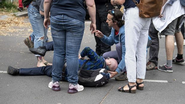 Rangeleien zwischen Protestierenden und Polizei in Berlin