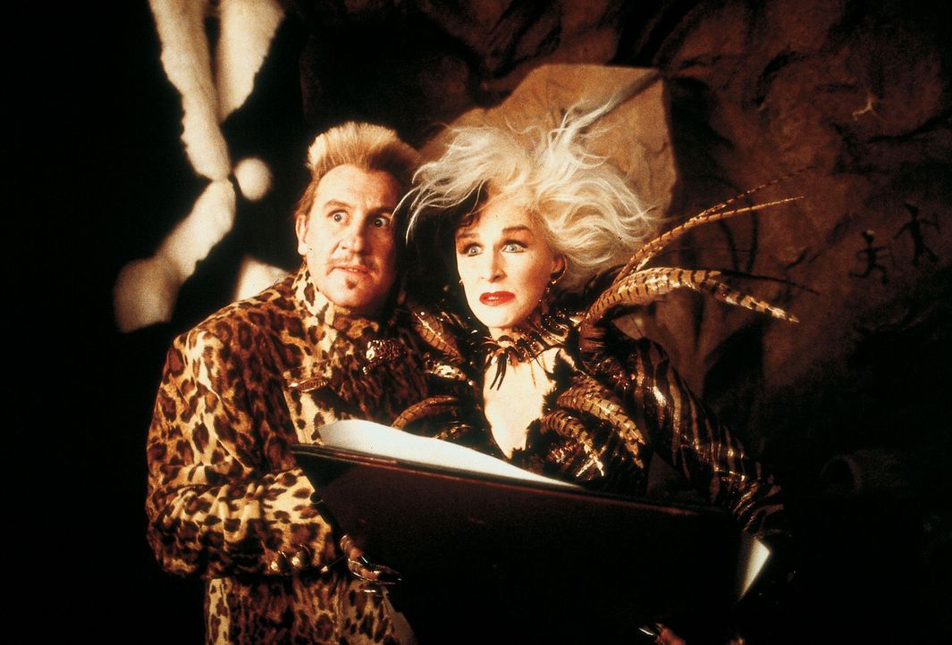 Zusammen mit dem französischen Pelz-Designer Jean-Pierre LePelt (Gérard Depardieu, l.) geht Cruella de Vil (Glenn Close, r.) doch wieder auf Pelzj... - Bildquelle: Walt Disney Pictures