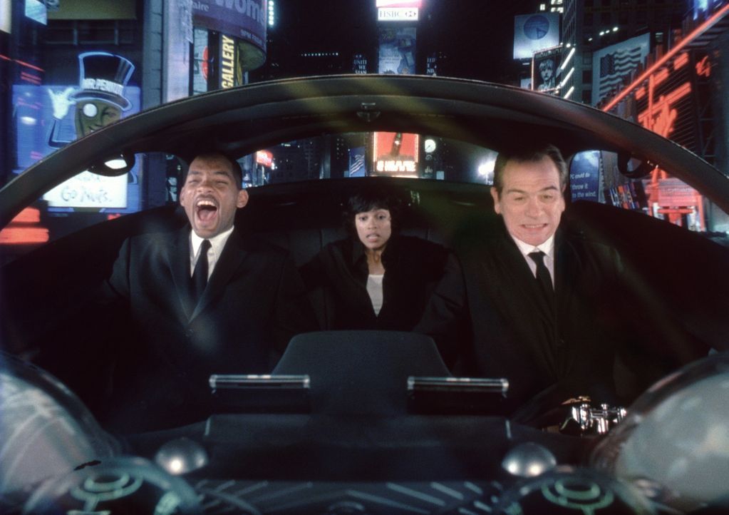 Nachdem Lauras (Rosario Dawson, M.) Chef von Serleena ermordet wird, müssen die MIB in anderer Hinsicht aktiv werden. Für Agent J (Will Smith, l.)... - Bildquelle: 2003 Sony Pictures Television International