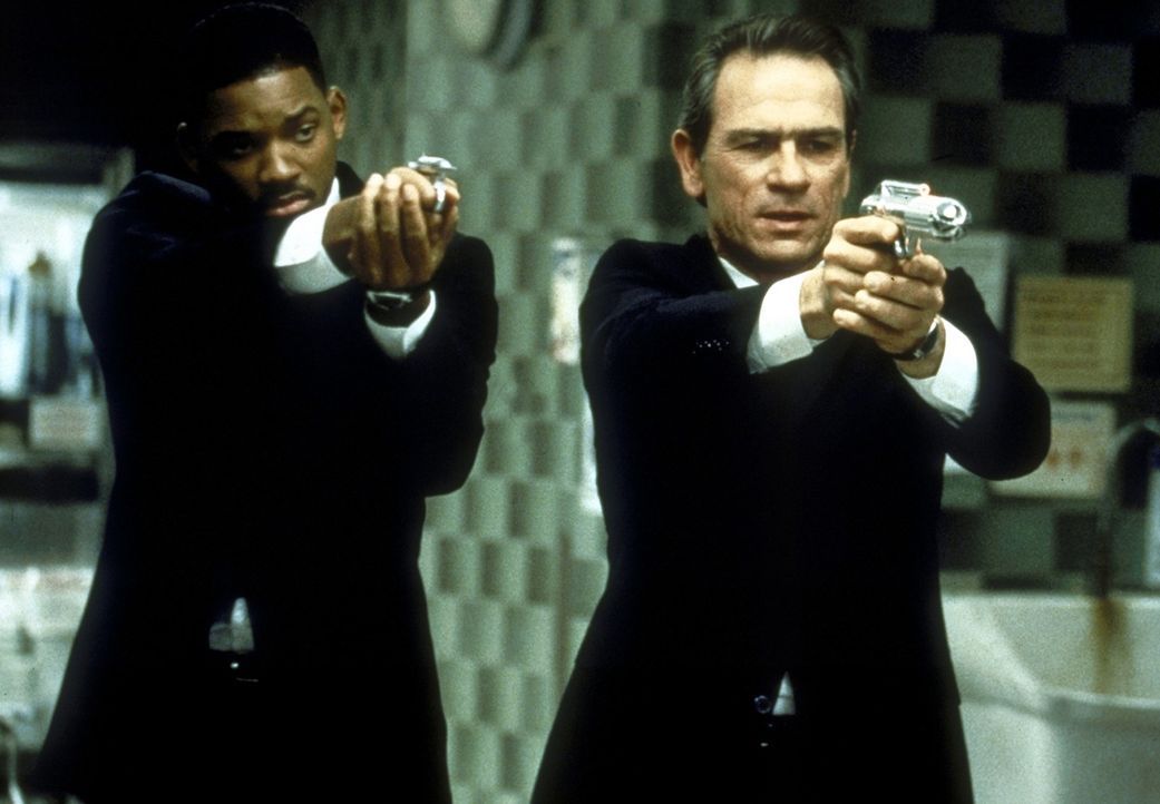 Die ausgebufften Agenten K (Tommy Lee Jones, r.) und J (Will Smith, l.) sollen eine gigantische Kakerlake vernichten ... - Bildquelle: Columbia TriStar